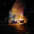 U dvorištu kuće u Leposaviću zapaljeno vozilo, žena prijavila osumnjičene s kapama na glavi