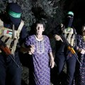 Naoružani do zuba, oči im se jedva vide: Pogledajte borce Hamasa kako vode taoce