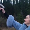 Otkriveno ko je devojka sa snimka koja Srbima i Putinu čestita Božić uz pucnje: "Popila" prijavu