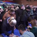 VIDEO: Građani se okupljaju da potpišu peticiju za smenu gradonačelnika Severne Mitrovice