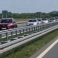 Opšti haos na autoputu: Kilometarske kolone kod Čačka za Prvi maj, sve stoji (video)