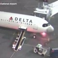 (Video) Avion se zapalio na pisti: Izbio požar ispod kokpita, uspaničeni putnici hodali po krilu: Objavljeni snimci drame