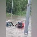 "Samo sam skinuo cipele i uleteo u vodu": Radnici "Gradske čistoće" izvlačili ljude iz poplavljenih ulica tokom cele smene…