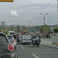 (VIDEO) Nesreća na Autokomandi: Sudar dva automobila, jedan uleteo na autobusku stanicu, pokosio pešake