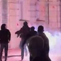 Upaljenu baklju ubacili kroz prozor! Pogledajte trenutak kada su demonstranti zapalili Gradsku kuću u Novom Sadu (video)