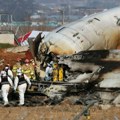 Južnokorejski avion se srušio i zapalio pri sletanju