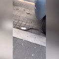 "Proverite vozilo pre nego što: Uđete!" Beograđanka u centru grada videla jeziv prizor, pa na parkiran auto ostavila ovu…