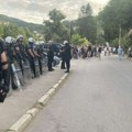 Novi incidenti u Kosjeriću: Bajkeri koji podržavaju SNS krenuli da voze kroz masu, policija napravila kordon kod biračkog mesta…