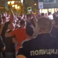 Fešta u Novom Pazaru noć pre utakmice! Navijači čuli gde spavaju fudbaleri poljskog tima, pa otišli da ih probude (video)
