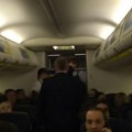 (Video) Neverovatna situacija na letu za Grčku! Prosuli tinejdžeru čaj, pa morali da mu isplate odštetu čak 20.000 evra