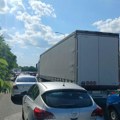 Sudar dva automobila na auto-putu na Novom Beogradu: Nekoliko osoba prevezeno u Urgentni centar - saobraćaj "stoji"