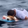 Oproštaj zbog kojeg plače ceo internet! Surfer uneo telo svog uginulog psa u vodu pa uradio nešto što je sve slomilo: "Zauvek…