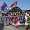 Studenti u blokadi i aktivisti SNS-a u Kragujevcu osmi dan dežuraju pored svojih transparenata
