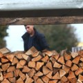 Ista drva za ogrev složio je na dva različita načina: Jedna su se lepo osušila, druga ostala puna vlage