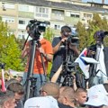 Kroz pet novinarskih „kapija“ do Vučićevog kombija u Leskovcu