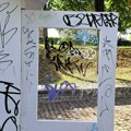 Vandalizam u Čačku: Oštećena biblioteka na otvorenom, razvaljena vrata, uništene knjige