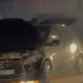 Užas u Beogradu Zapalio se automobil na tramvajskim šinama (video)