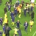 Haos u Turskoj: Žestok okršaj igrača Fenerbahčea i navijača! (video)