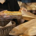 Nije hteo pecivo, već novac: Kamere u pekari snimile mušteriju kako sa druge strane pulta pruža ruke do kase