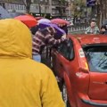 Tuča na protestu ispred RTS! Pristalice opozicije blokirale put, otac moli da prođe da vidi dete na neonatologijI oni ga ne…