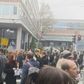 Protest ispred RTS-a: 15 minuta blokade za 15 žrtava tragedije u Novom Sadu