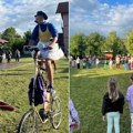 Jedinstvena grupa umetnika posetila Lukićevo Socijalni cirkus na biciklima