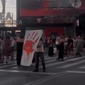„Ne samo da ništa nije nestalo, nego smo i oplemenili taj SKC“: Blokirana raskrsnica, građani pružaju podršku studentima…