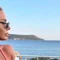 Majka i ćerka uživaju za sve pare! Bojana Lazić pokazala ženu koja ju je rodila: Večeraju na obali mora, a na stolu vino i…
