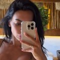Zlatni bikini ćerke našeg folkera: Silikoni ispunili korpe, a zbog ravnog stomaka joj drugarice poručuju: "Jaka si glava"