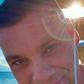 Stolicu ubacio u vodu, pa se slikao u plićaku: Darko FIlipović pokazao kako uživa na moru: Jedu se škampi i voće, a tek da…
