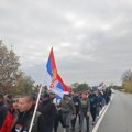 Kolona Srba iz KiM i centralne Srbije ide ka Meljaku noseći trobojke