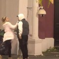 Potukli se Aneli i Luka, ona završila na betonu. Obezbeđenje ih jedva razdvojilo, karambol u dvorištu Bele kuće (foto)