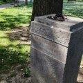 Srušena Bogavčeva bista: Vandali oskrnavili još jedno spomen obeležje u centru Kraljeva