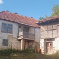 Samo 15 minuta od jedne od najpoznatijih banja u Srbiji prodaje se kuća sa velikim placem za 15.000 evra: dobijate dom, imanje…