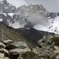 Ka dolini "tutnji" 100.000 kubnih metara kamenja! Pogledajte trenutak urušavanja vrha planine u Austriji (video)