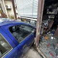 (Foto) Dramatična scena u Čačku: Vozač opela izgubio kontrolu i u punoj brzini zakucao se u izlog radnje