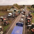 Преговори Владе и пољопривредника: Блокаде престају, али трактори остају поред путева