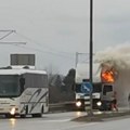 Vatra i gusti dim kuljaju iz kamiona kod Lajkovca: Pogledajte jeziv snimak