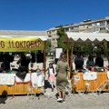 Učenici ŠOSO „11. oktobar“ na humanitarnoj izložbi prodaju Vaskršnje ukrase na Gradskom trgu u Leskovcu