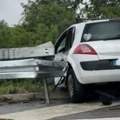 Аутомобил од силине ударца пробио банкину: Саобраћајна незгода код искључења за Лапово