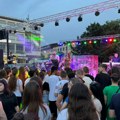 Muzika uživo, saksofon i DJ: Osnovci proslavili završetak škole na trgu u Leskovcu