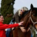(FOTO) Hipoterapija pomaže pacijentima da vrate pokrete i samopouzdanje: „Uz konje spustite gard“