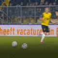 Da li je moguće? Dve lopte na terenu, a Breda daje gol! (VIDEO)