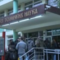 Studenti: Ispred FTN maskirane osobe snimale studente, došla i hitna s trakama na tablicama, dvojica muškaraca pretila…