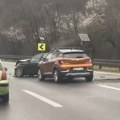 (Video) Sudar kod Bubanj potoka ka Beogradu: Auto potpuno "zgužvan", tragovi guma po putu, stvaraju se gužve