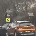 (Video) Sudar kod Bubanj potoka ka Beogradu: Auto potpuno "zgužvan", tragovi guma po putu, stvaraju se gužve