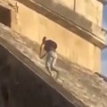 VIDEO: Bahati turista ignorisao zabranu i popeo se na vrh piramide, razjarena masa ga pretukla