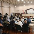 Sednica Skupštine u Novom Pazaru još nije počela, odbornici većine u salu ušli na sporedni ulaz