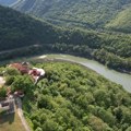 Danas sunčano i toplo, ponegde pljuskovi, temperatura do 39