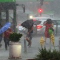 Tuče grad veličine jajeta, ima mrtvih, u toku evakuacija! Balkanska zemlja na udaru nezapamćenog nevremena: Bujice nose kola…